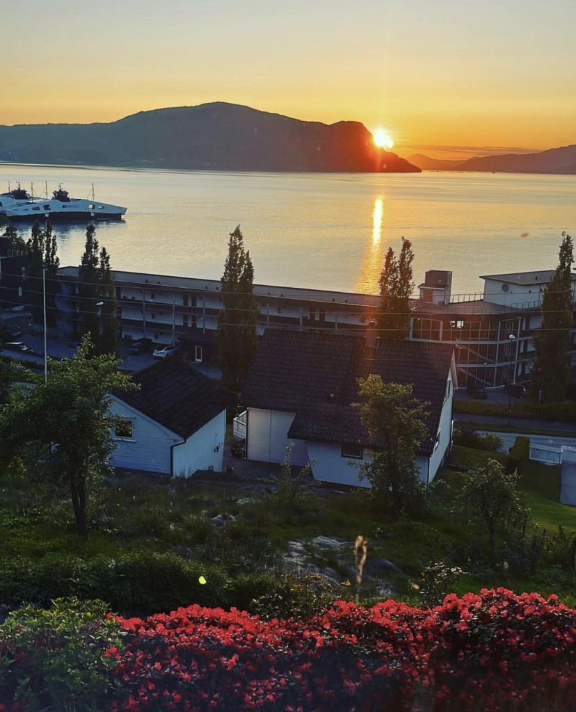 Utsikt fra Breidablikk, her kan du se hele den opprinnelige hotell-bygningen med de vakre omgivelser.