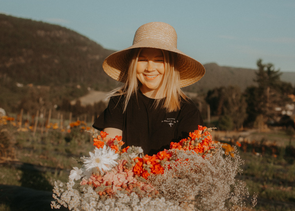 Lokaldyrkede blomster dyrket på naturens premisser kan du finne i gårdsbutikken, vår selvbetjente salgsvogn eller på bestilling.