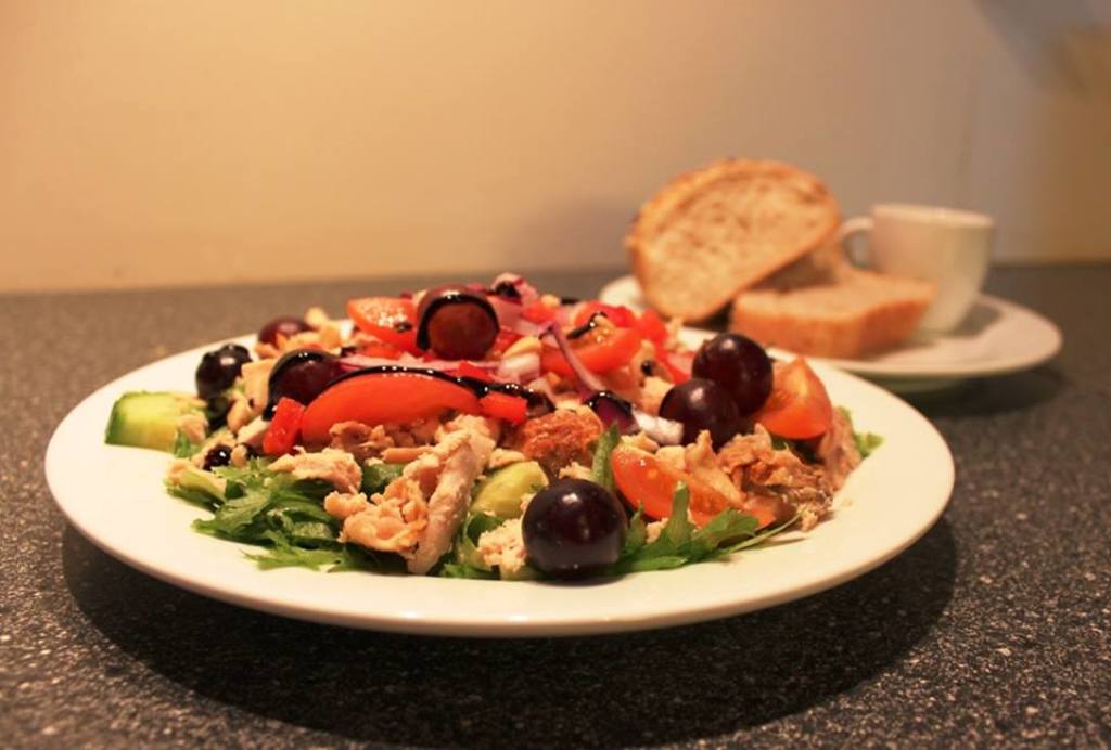 Kyllingsalat med ferskt heimelaga brød