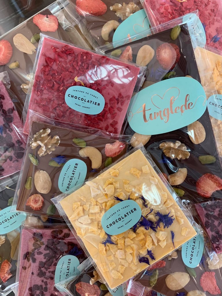 Smak av Sogn Landhandel tilbyr lokal mat og drikke frå Sogn og Hardanger samt Vestlandet elles. Men me tilbyr og matspesialiteter som til dømes denne nydelige sjokoladen her frå Jentene på tunet. Sjokoladen har vunne fleire medaljar i fleire år.