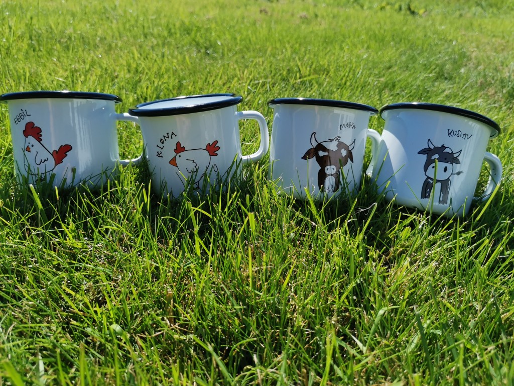 Gårdens emaljekopper. Selges i gårdsutsalget