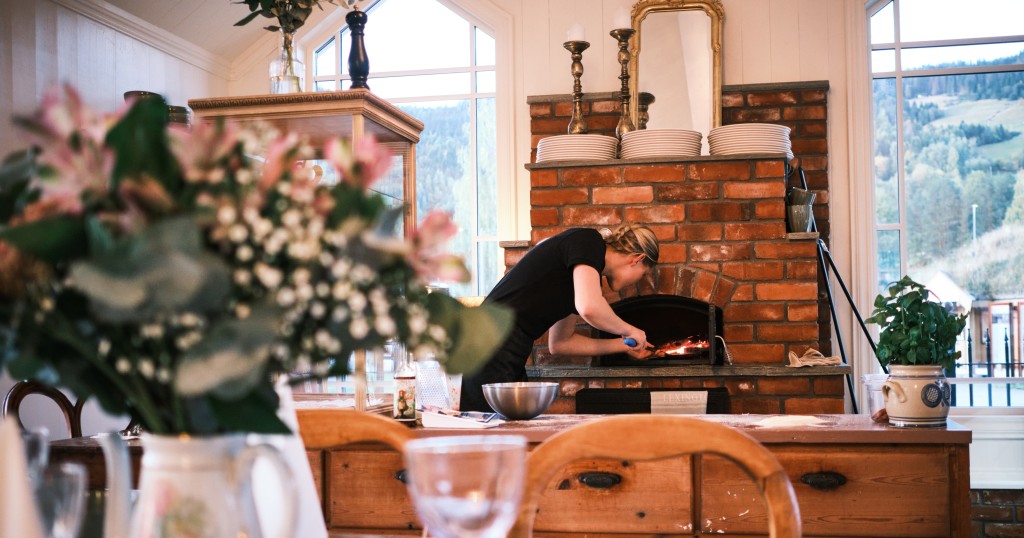 I lysthuset fyrer vi stadig opp ovnen for italienske pizzakvelder med tynn, sprø bunn og deilig fyll. Velkommen til en smak av Italia midt i Eggedal!