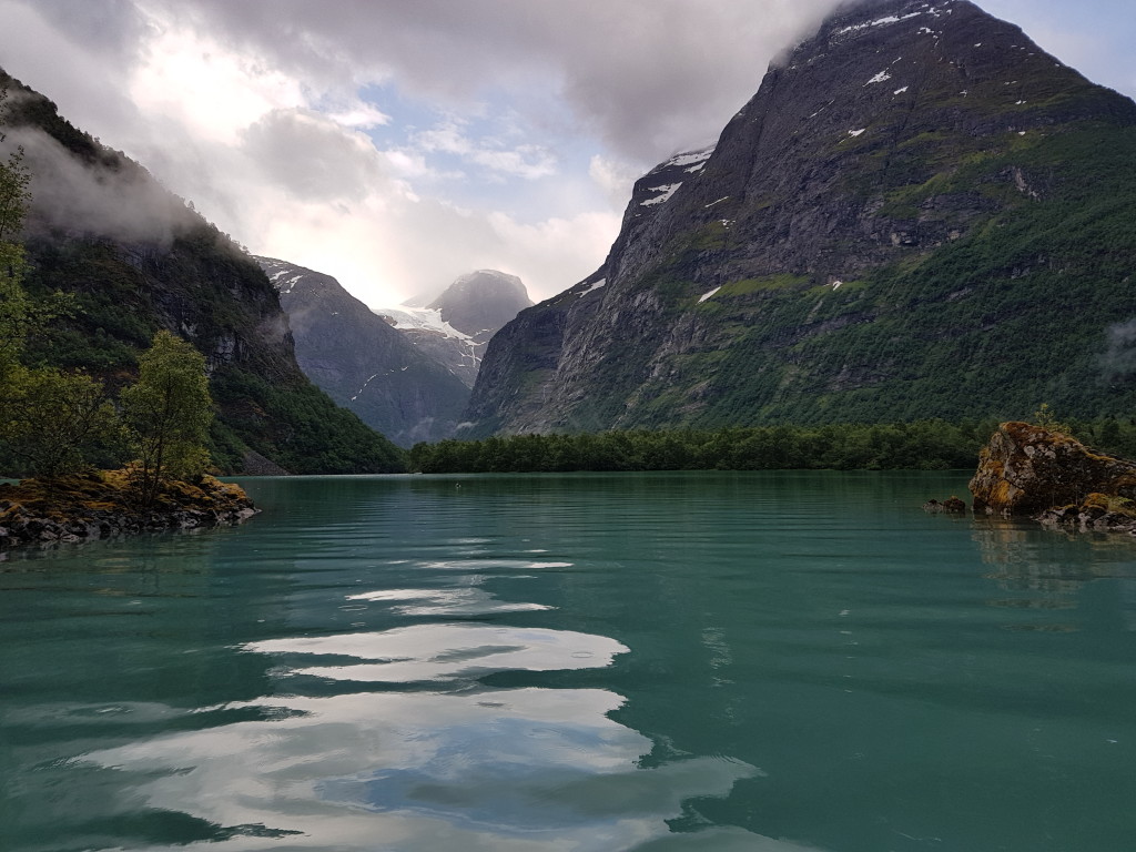 Fra Nesodden mot Nesdal med Krunebreen i bakgrunnen