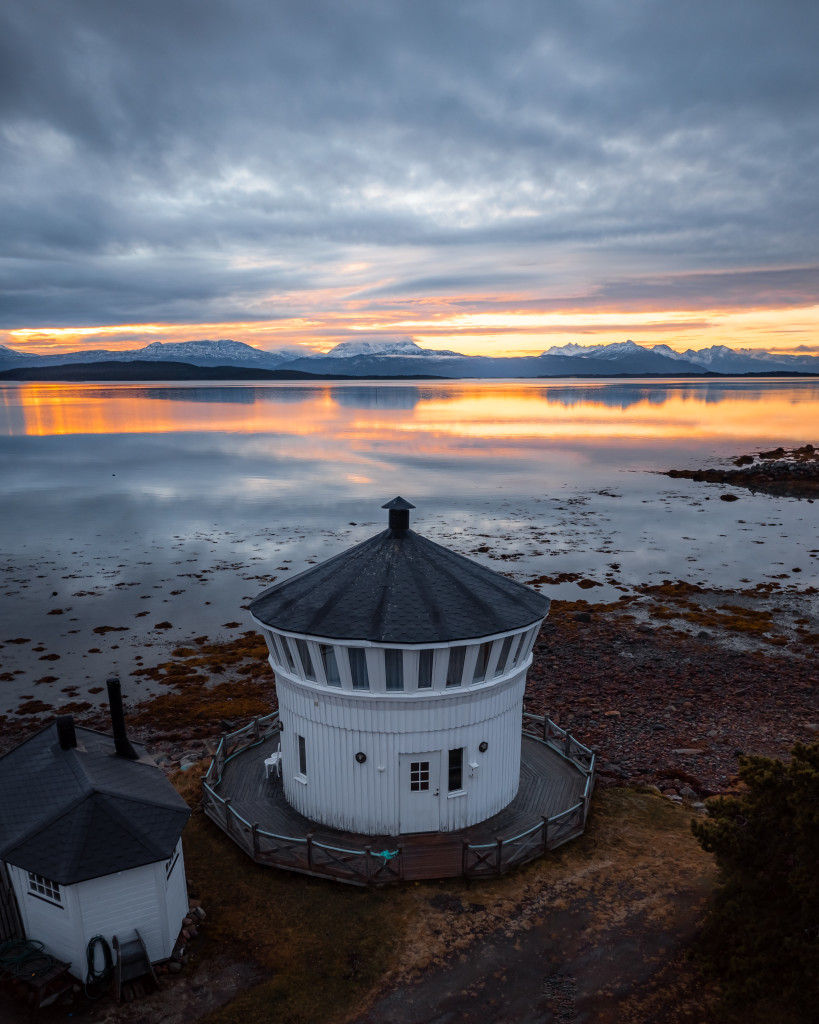 Dronebilde tatt over The Lighthouse å utover Tranøybotn, fjorden vi holder til i.