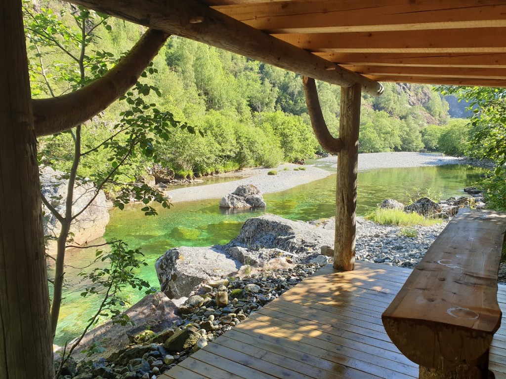 Gapahuk ved Nærøydalselva, Hagahølen