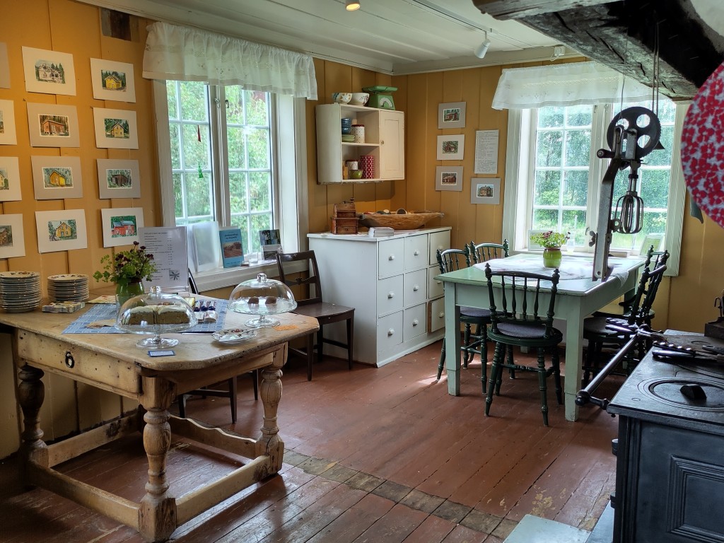 Kårstua fra ca 1860 er tilbakeført i tilnærmet opprinnelig stil, Den kan leies ut til møter og selskaper og for overnatting.