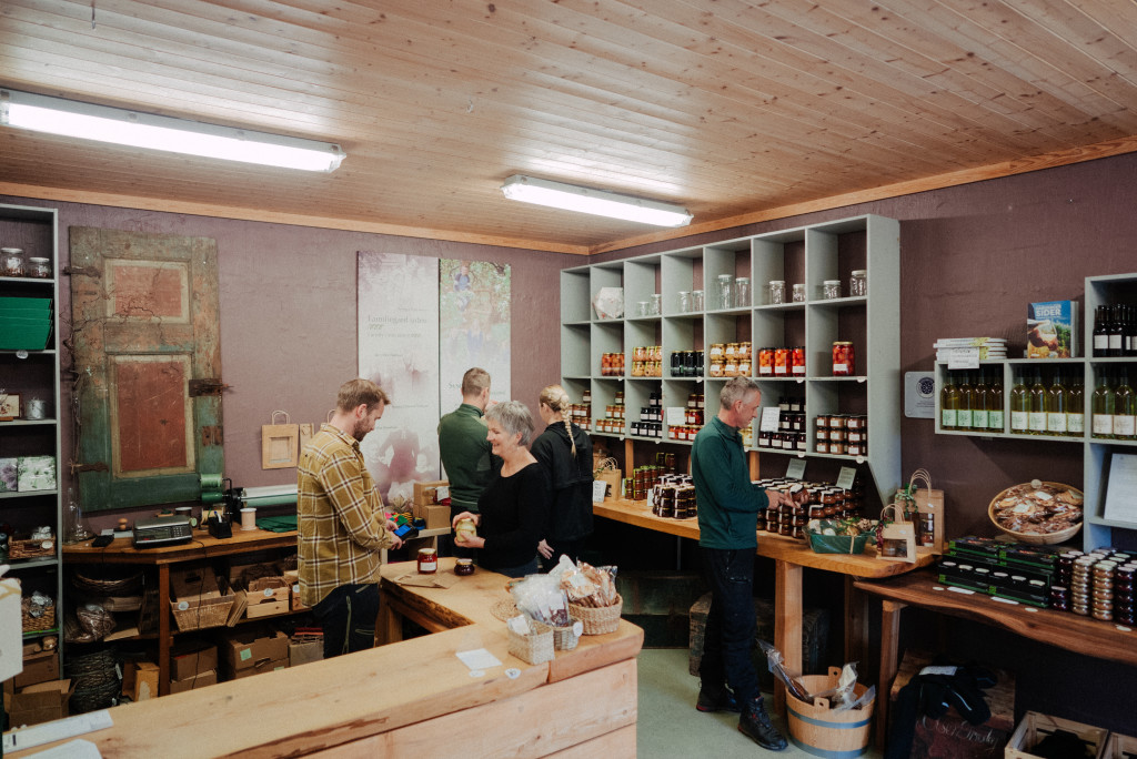 Det er stort utvalg i gardsbutikken