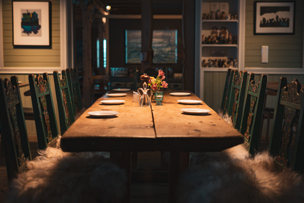 Kinsarvikmöblene er en del av restauranten. Möblene ble opprinnelig laget for Kaffistova i Harstad rundt år 1900.