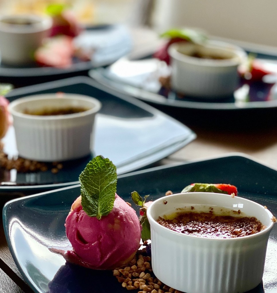 Kanskje en creme brulee m/sorbet til dessert.