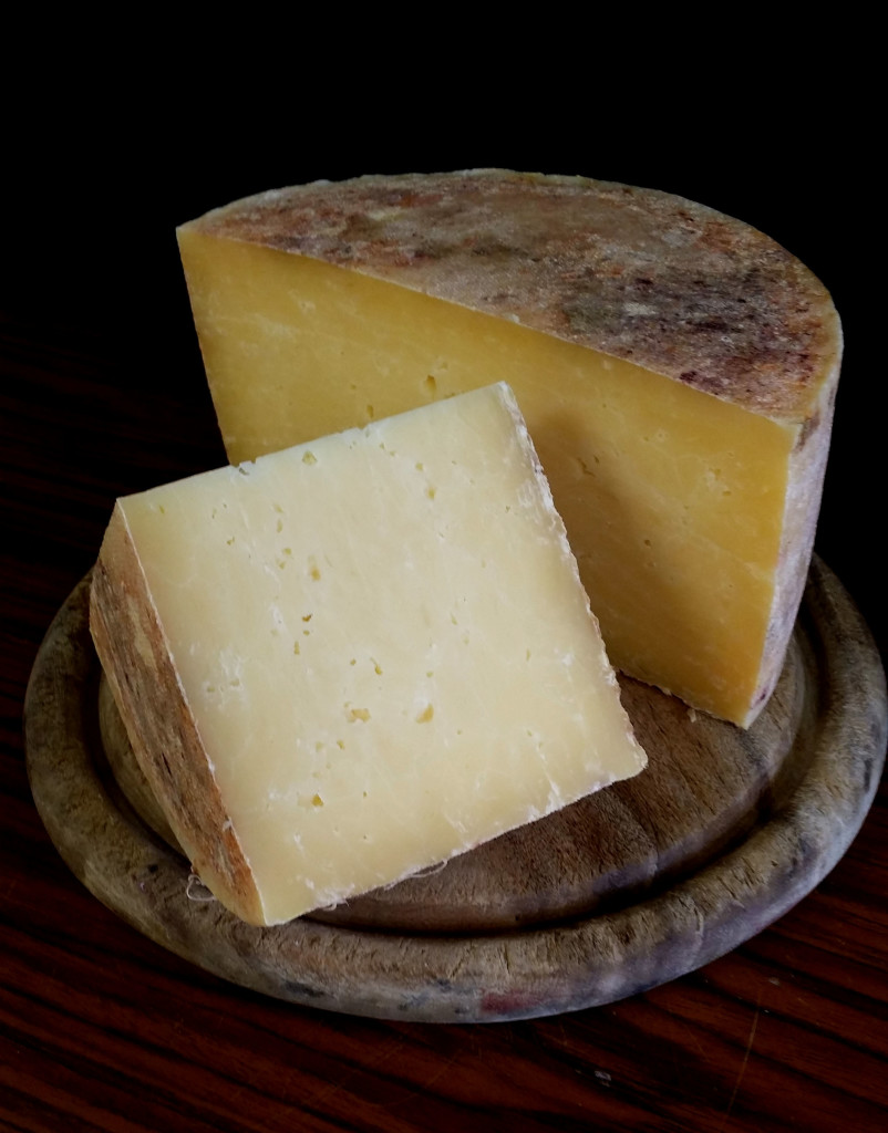 Vår populære bandasjemodnede cheddar Kjerringklump har vunnet flere priser og selges ofte til Michelin restauranter landet over.