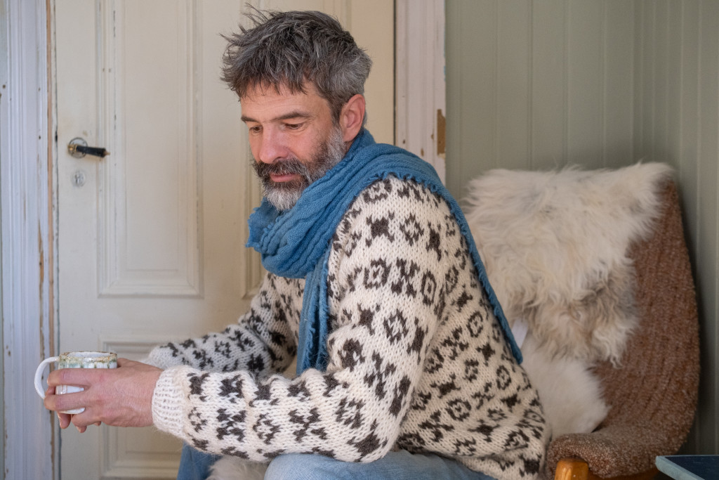 Lofoten Wool selger garn og oppskrifter om du vil strikke selv, og også ferge strikkede varer.
