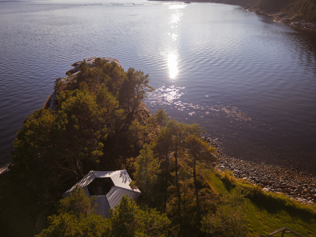 Sove ved fjorden på Tustna Ladestasjon