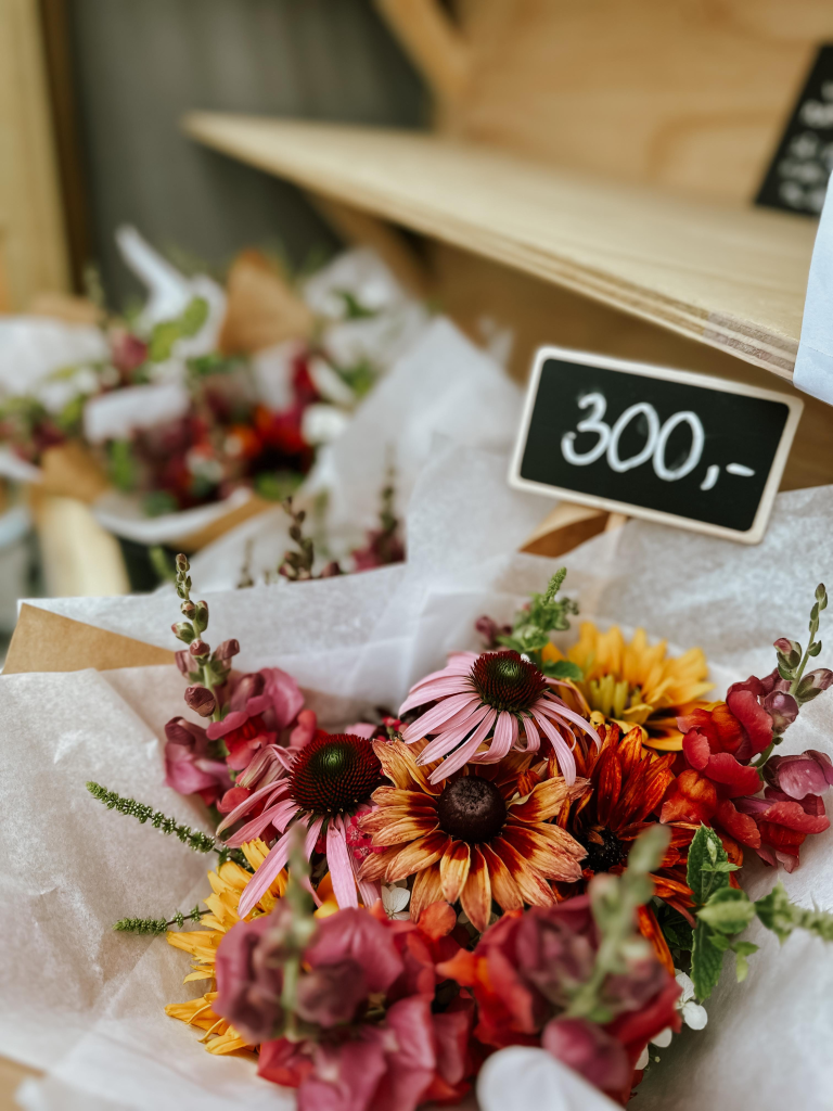 Gårdens blomster kan du få tak i både i gårdsbutikken, i vår selvbetjente salgsvogn og ved bestilling!