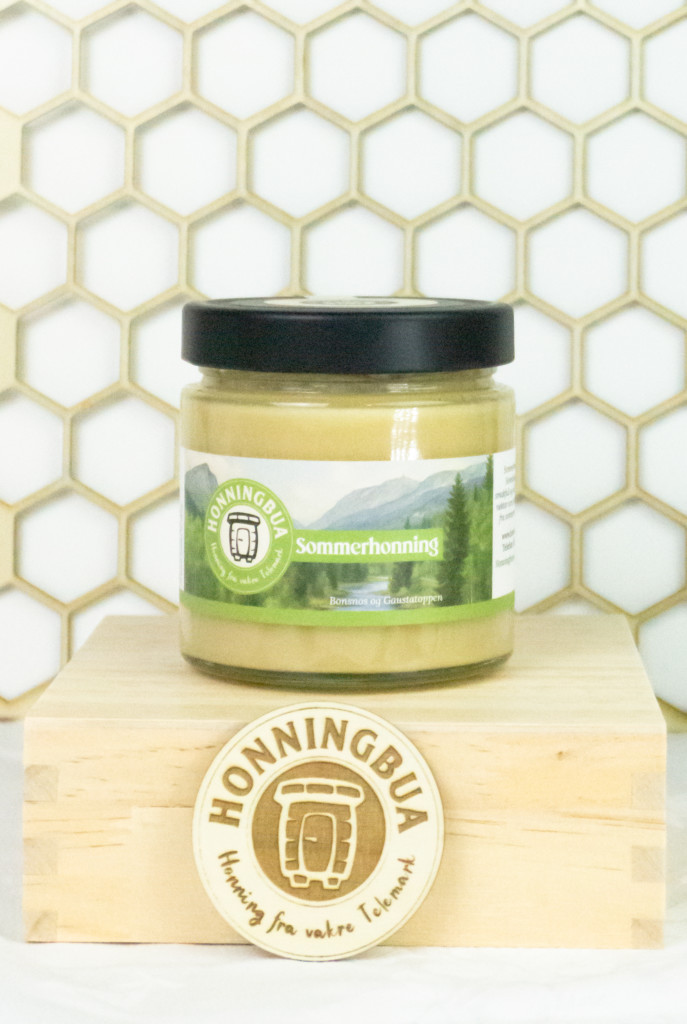 Sommerhonning er en blanding av nektar samlet fra et mangfold av blomster og urter. Fra de duftende kløverengene til de fargerike villblomstene. Denne blandings honningen høstes før biene flyttes på lyngtrekk.