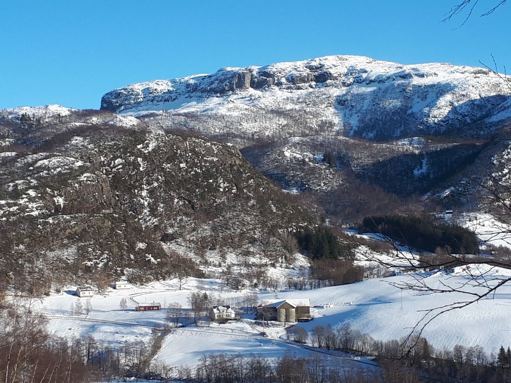Fossane gard i vinterlandskap