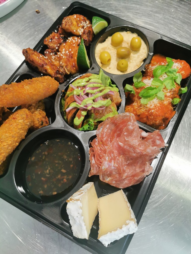 Take away box for 2 personer ink focaccia og aioli.