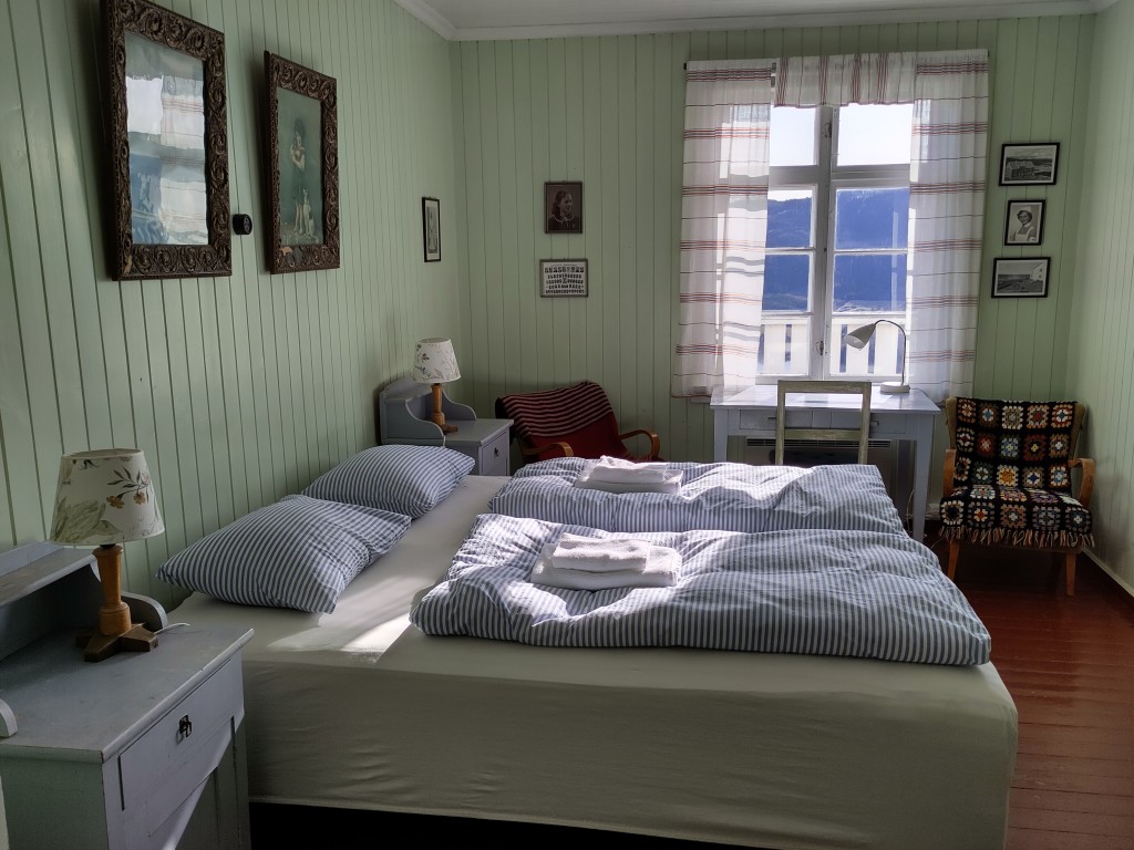 Et av rommene er innredet med opprinnelige møbler som er snekret på gården og hjemmevevde gardiner. På dette rommet ble nåværende eiers tante, Lillemor, født uten jordmor. Hun ble senere jordmor og rommet er kalt opp etter henne. Her kan du sove i deilige senger under gode dundyner. Ullpleddene er fra Røros tweed. Utsikt mot Randsfjorden.