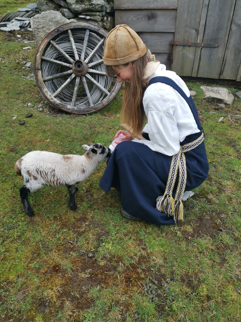 Kopplammet Pippi får flaska si. Kristine er ekstramammaen hennar.