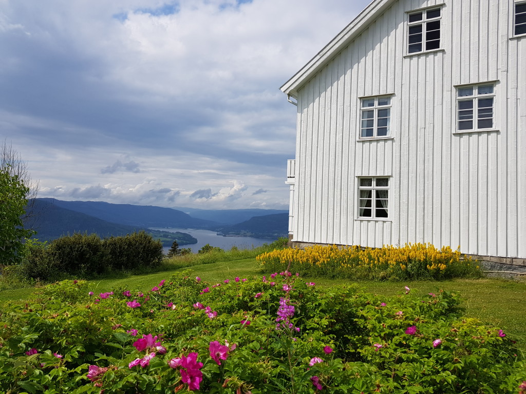 Sommerstemning ved Granum Pensjonat. Randsfjorden sees i bakgrunnen.