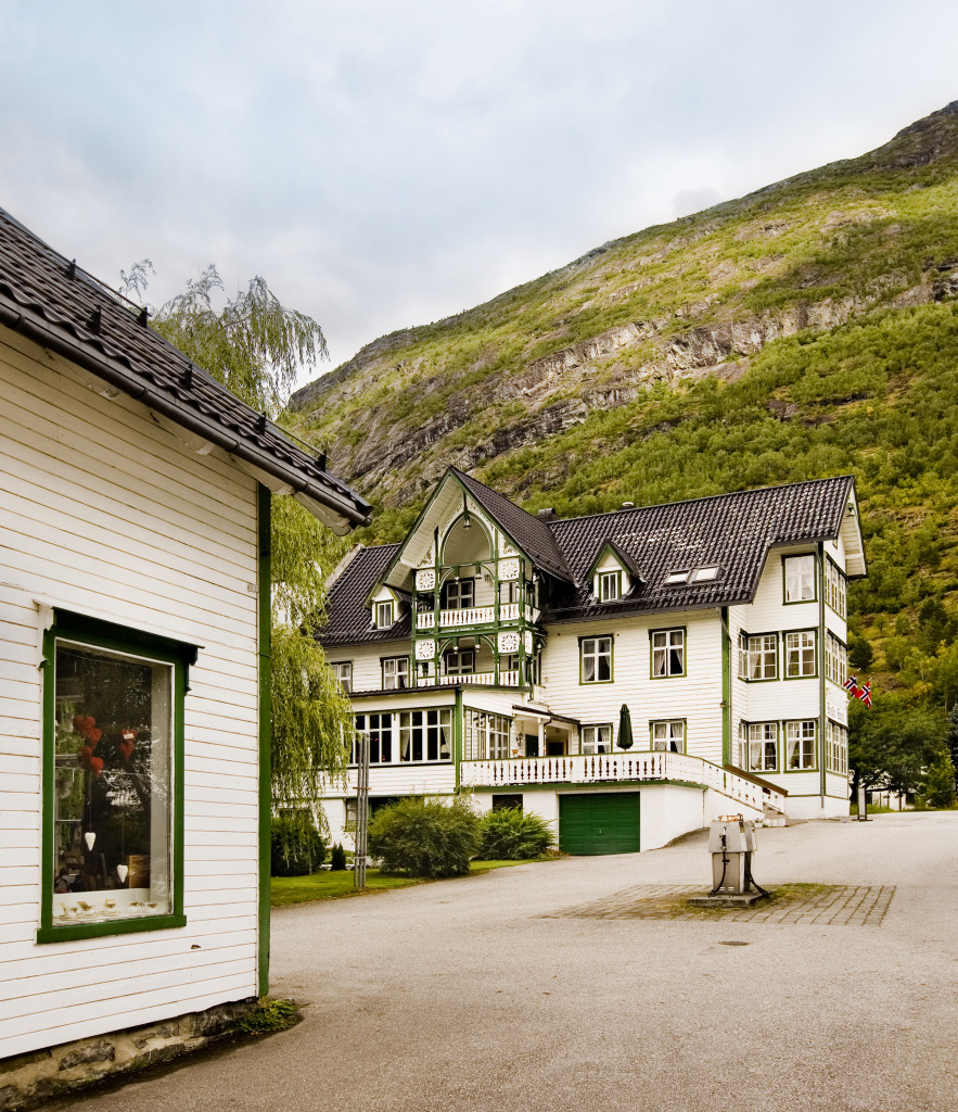 Gamlebutikken ligger vegg i vegg med Hjelle Hotel