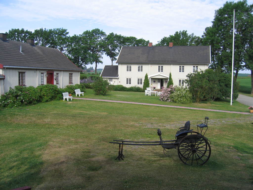 Fra tunet med hovedhuset og kårboligen ( overnatting)