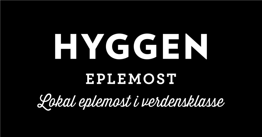 HYGGEN EPLEMOST er lokal eplemost i verdensklasse og er det naturlige alternativet til vin pga sin unike kombinasjon av sødme, syre og bitterstoffer. 

Vår eplemost er utelukkende laget på epler fra vår egen epleproduksjon, og kun epler av beste kvalitet.

Vi er utelukkende opptatt av å lage den beste eplemosten, basert på de beste eplene våre. Det er vårt kvalitetsstempel.
 
Ferskpresset eplemost rett fra eplet – uten omveier
