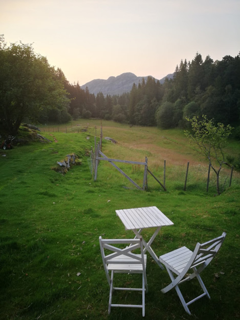 Crafters nest, eller Systova. Minihus, med dobbelseng og vedkomfyr. Komposttoalett i hytta.