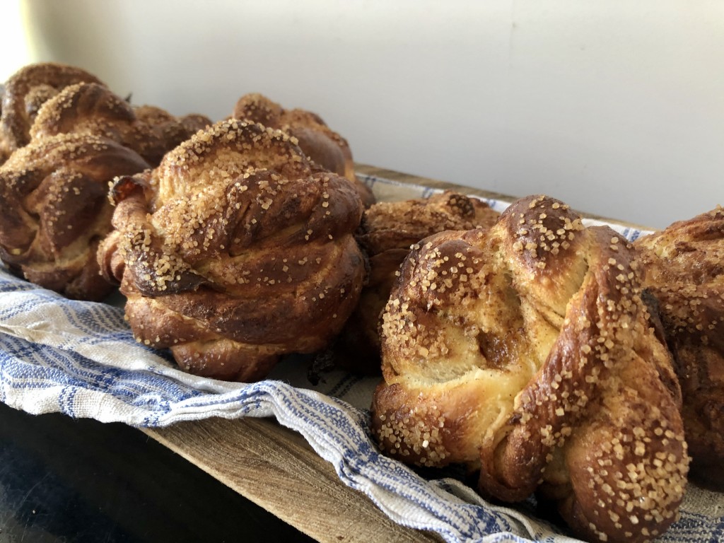 Vi baker både brød og kanelsnurrer med surdeigkultur.