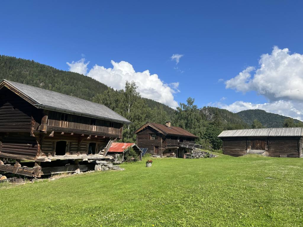 I det midterste huset er det to hytter/leiligheter med hver sin inngang i hhv. 1. og 2. etasje. Det er plass til seks personer i hver etasje, til sammen 12 personer. Disse enhetene er det mulig å leie året gjennom og hunden er også velkommen!
