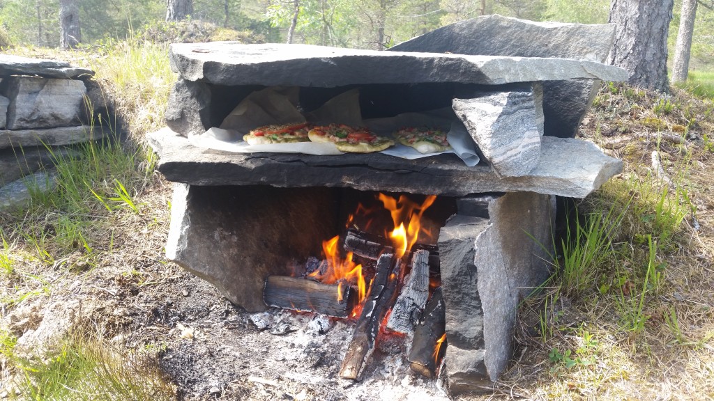 Pizza steikt i sjusteinsovn er ein delikatesse.