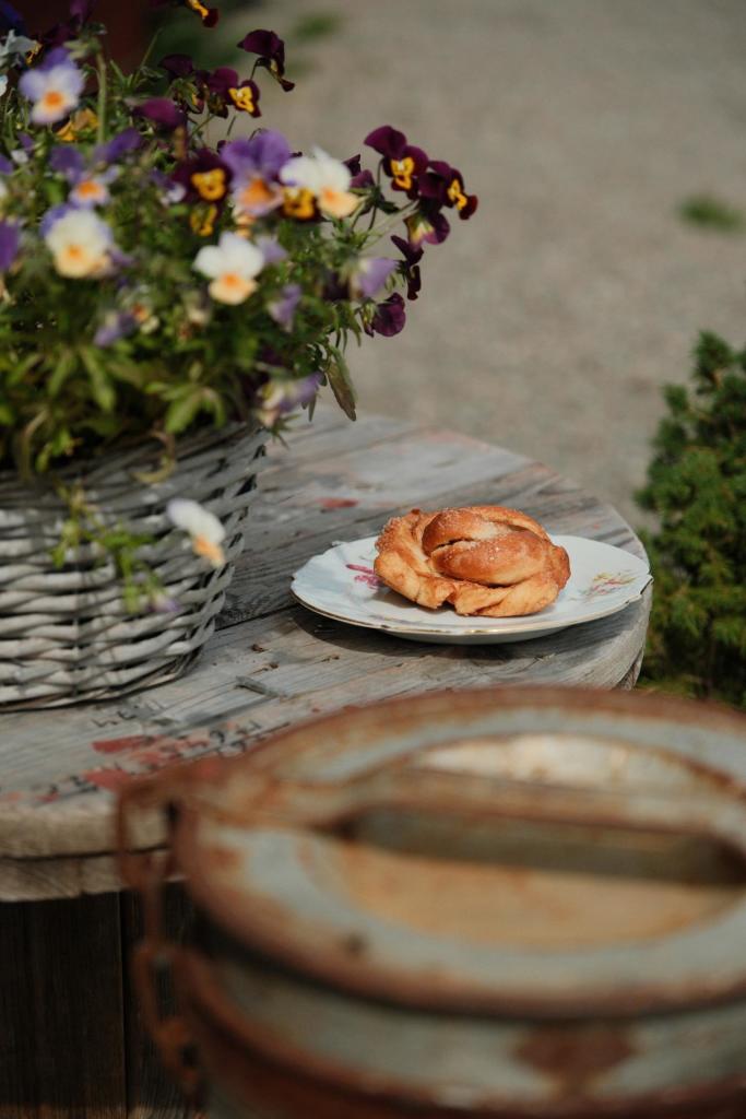 Kanelbollene blir bakt her på gården, og kan nytes ferske på fredager. Ellers selger vi fryste kanelboller som det bare er å varme opp hjemme