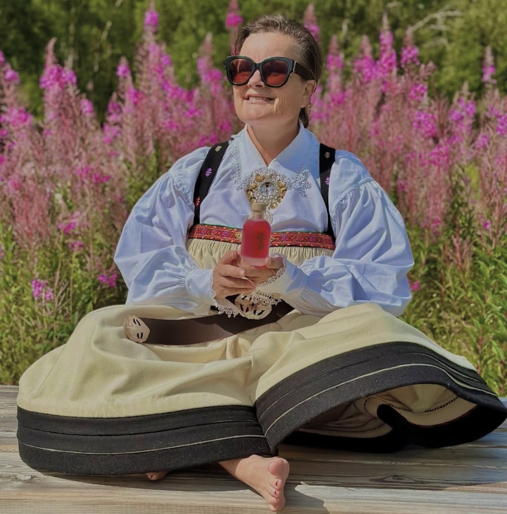 Gro med kvitstakken, som er understakken til den berømte Setesdals bunaden. Denne, musikken, kveding og spilling, er også en del av UNESCO sin immaterielle kulturarv som vi er så stolte av å høre til. Stakken er i tykk ull og det samme er den sorte pen-stakken som man bærer utenpå. Kvitstakken ble brukt til hverdags under eksempelvis melking, ljåing, sanking, baking og annet forefallende.