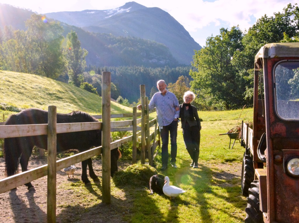 Hrefna, Leif og Hulda. Under hesten går anden Truls. Den hvite anden er Trude, kona hans. Hunden Janko ligger intill henne.