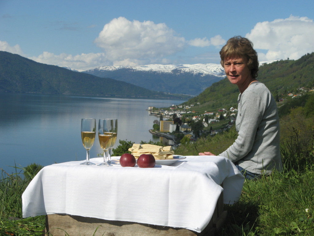 Marit ynskjer velkomen til Henjatunet, Leikanger og Sognefjorden med gode historiar og gode smakar, som ventar på dykk.