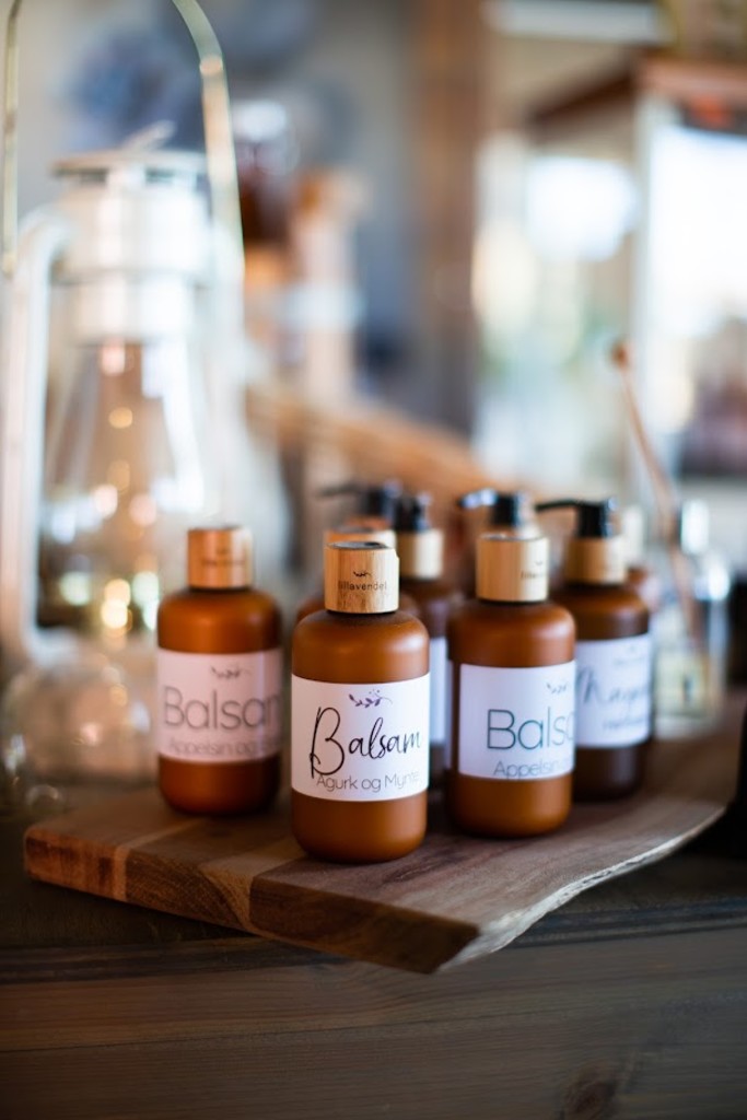 Vi produserer egne produkter her på gården. Det var disse produktene som var starten på Lillavendel, og vi er utrolig stolte av de. Guro lager alt fra duftlys og oljer til hudpleie og velværeprodukter. Disse produktene er laget av naturlige råvarer og eteriske oljer. Sammensetninger som er nøye utvalgt, utifra naturen som er rundt oss og omgivelsene våre. Slik at man skal gå en følelse av totalt velvære.