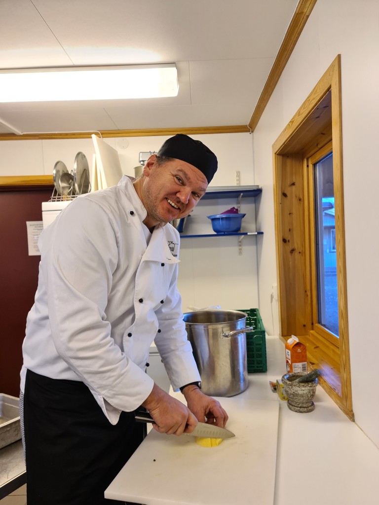 Kim lager pinnekjøttmiddag til sultne ungdommer i Fyresdal