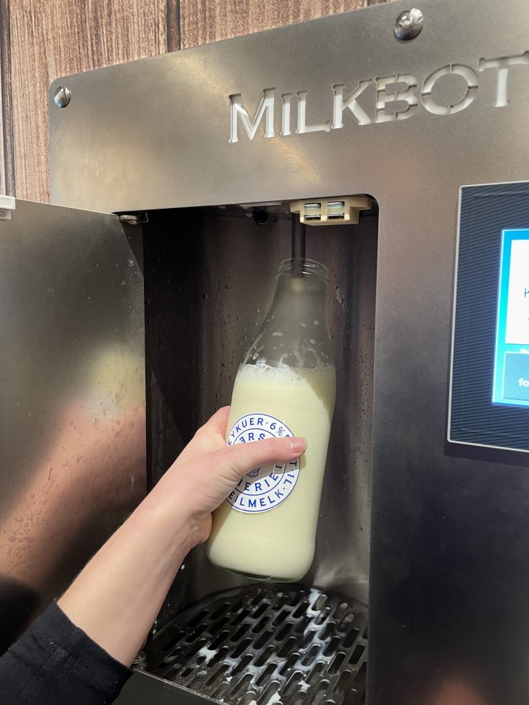 Mjølkeautomaten. 
Her kan du koma å tappa mjølk. Me har glassflasker som kan brukast fleire gonger.