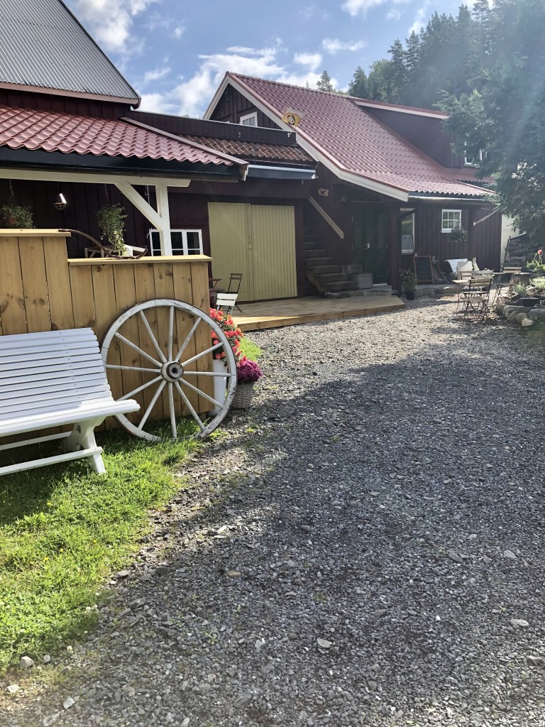 Låven er fra 1825 og vi har bygget på nytt gårdskjøkken med skjæreavdeling for grisen og gårdsbutikk. Vi har åpen Kafe/Pub hver fredag med middag fra kl 17:00 til sent..