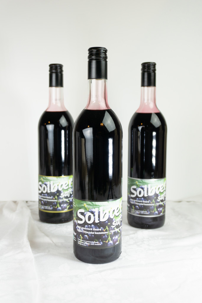 Honningbua tilbyr også alltid den berømte Solbærsaft i fra Landsverk Gaard som også ligger i Sauland. Du kan velge mellom uten sukker, mindre sukker og søt. Safta blandes ut med vann etter ønsket styrke.