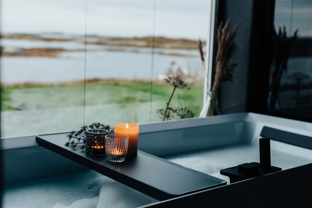 «Sjøbua» har den mest spektakulær beliggenheten ved det mektige Atlanterhavet. Uansett hvilket vindu du ser ut av, er det utsikt til natur, hav og horisont. Selv fra badekaret kan du nyte havet.