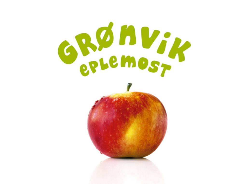 I det frodigste av Ryfylke, i en vestvendt og grønnkledd li ved den gnistrende Fisterfjorden i Hjelmeland, ligger Grønvik. Med klima og jordsmonn ideelt for epledyrking, blir eplemosten fra Grønvik frisk og fruktig, herlig og leskende.
Eplemost fra Grønvik er laget av mer enn gode råvarer. Flere generasjoners erfaring og kunnskap er også en del av oppskriften på verdens kanskje beste tørste- og festdrikk: Grønvik Eplemost.
De første epletrærne ble plantet av en husmann på 1800-tallet, og ved inngangen til1900-tallet ble fruktdyrkingen satt i system av oldefaren til dagens fruktdyrkere.
Her i Ryfylke har vi altså lange fruktdyrking-tradisjoner, og beviset på dette finnes i denne kartongen.