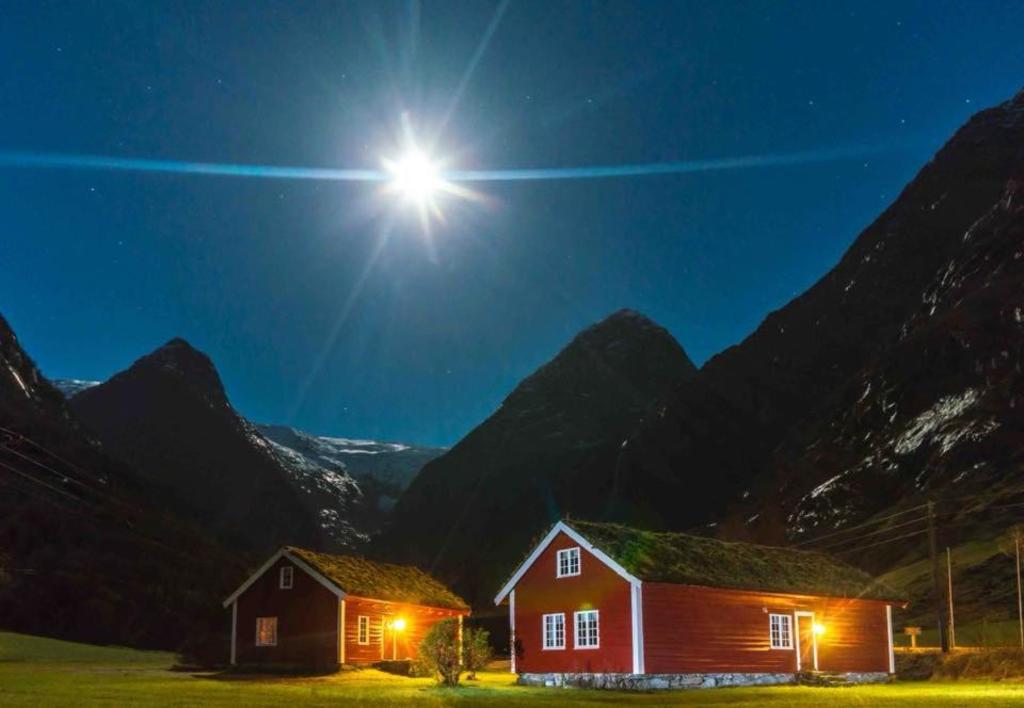 Trollbutunet i måneskinn. Kattanakken, Melkevollsbreen og Middagsnibba i bakgrunnen.