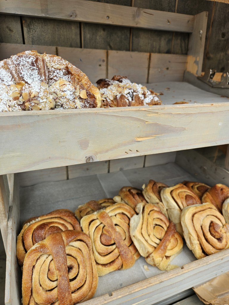 Økologisk fersk bakst og kaffe kan nytes i vårt grønne og trivelige miljø:-)