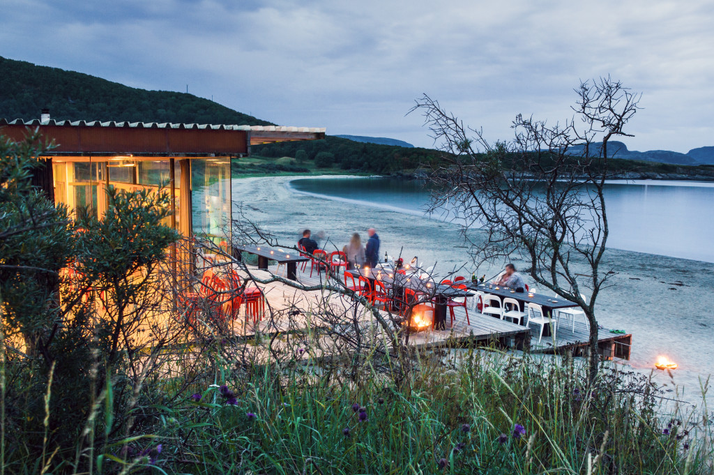 Sensommerkveld på Strandbaren ved Hosnasand, Stokkøya
