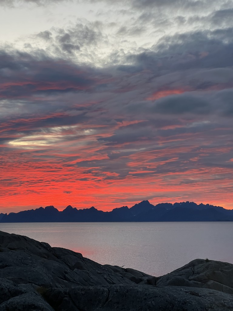 Velkommen til vårt overnattingssted, hvor du kan nyte den magiske Lofotveggen som kulisse. Våre rom tilbyr en spektakulær utsikt over dette imponerende fjellandskapet, og gir deg en uforglemmelig opplevelse i hjertet av Lofoten.