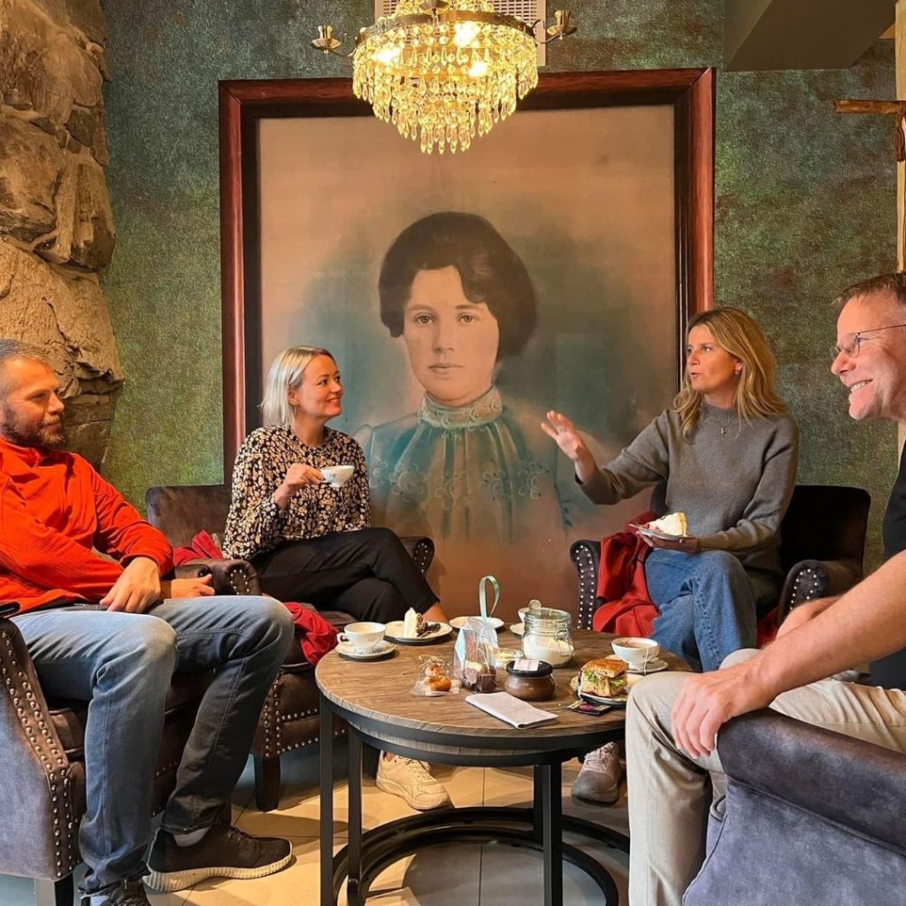 Gjestestua og gårdsbutikken i den gamle fraukjelleren er åpen for drop-in fra slutten av juni til begynnelsen av august. Her serverer vi gardspizza, gryter og noe søtt.
