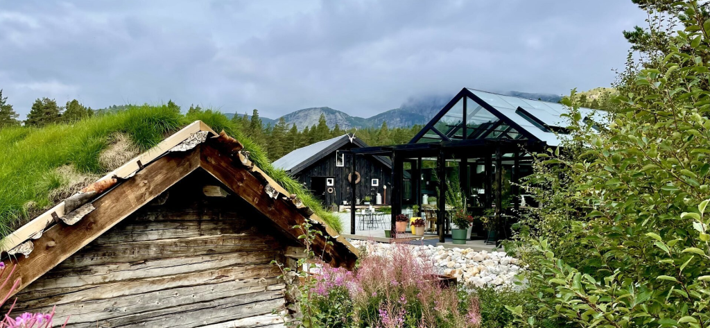 Her er vi - Her "badstoga" hvor vi røyker kjøtt og fisk fra området, låven og glass restauranten.
