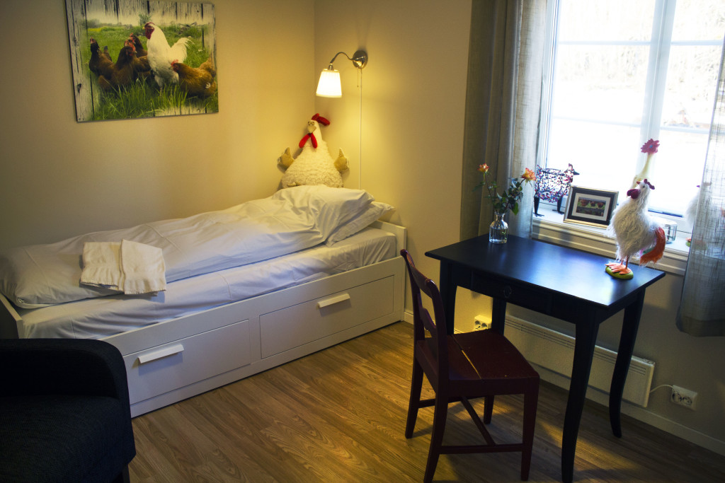 Med de nye fasiliteter tilbyr nå Austkil gjestegård og konferansesenter gode muligheter for
overnatting i hyggelige gårdsomgivelser. Vi har nå 15 rom med samlet kapasitet på 27
senger. Her kan du velge mellom ulike sjarmerende rom med eller uten bad.