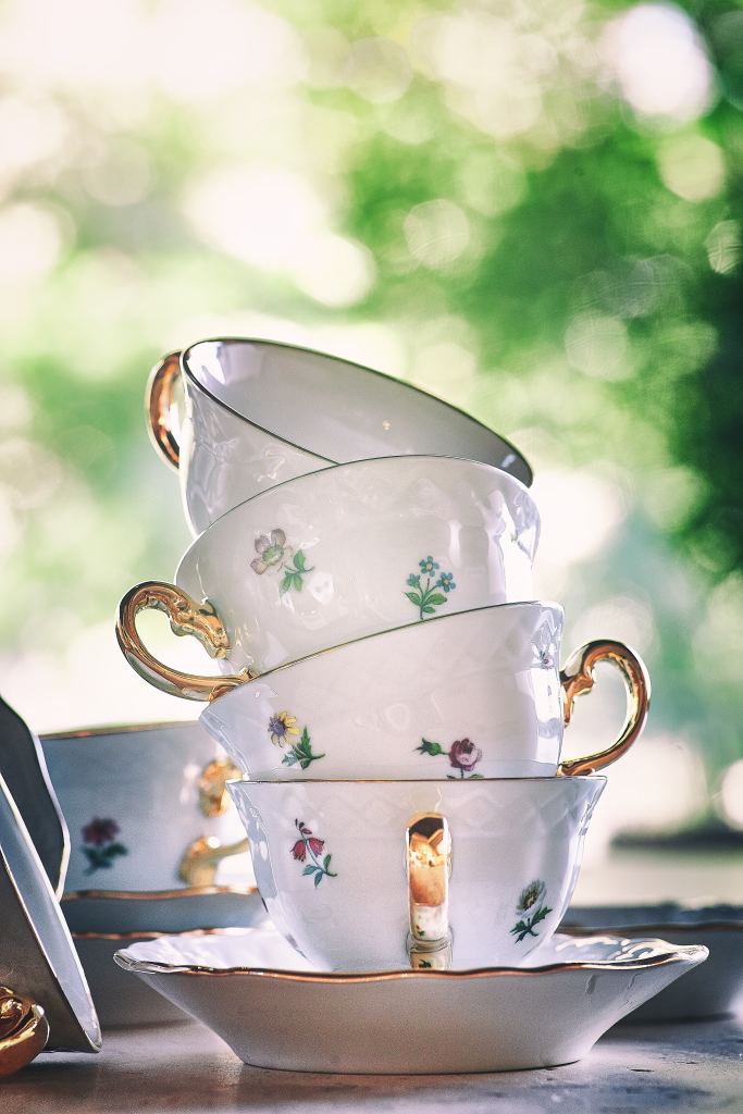 Tid for kaffe og nystekte kaker i idyllisk sommerlys.