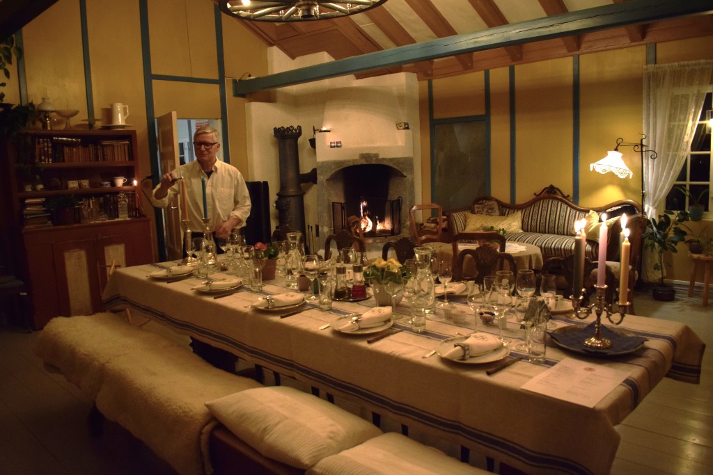 Lysene tennes på bondens bord